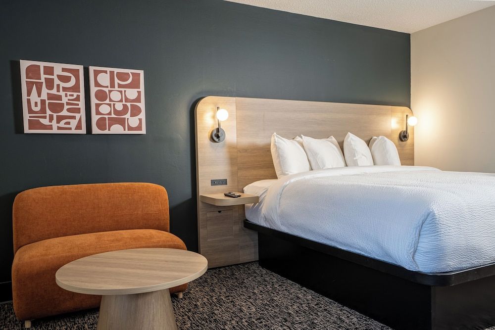 Northwinds Hotel Revelstoke King Room (No Pets) 2