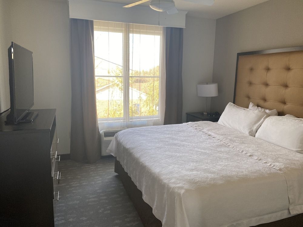 Suite, 1 King Bed, Accessible, Bathtub