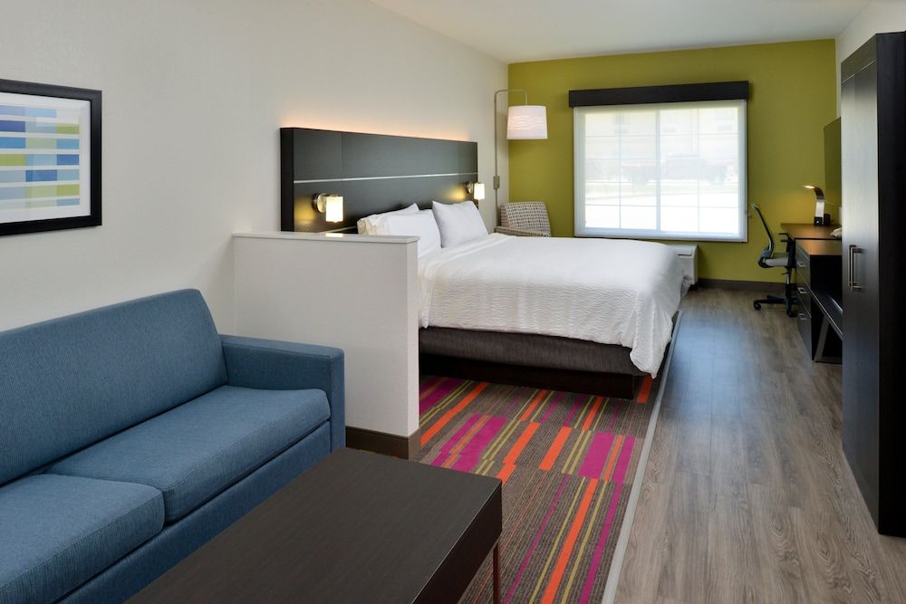 Suite, 1 King Bed, Accessible (Mobility, Roll-In Shower)