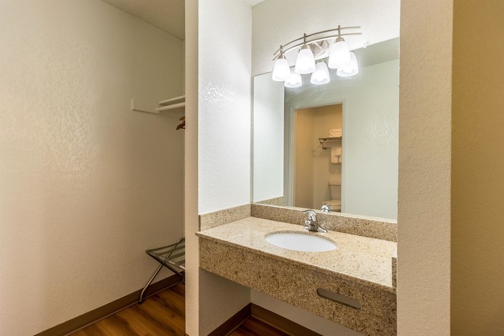 Deluxe Room, 1 King Bed, Non Smoking, Refrigerator & Microwave