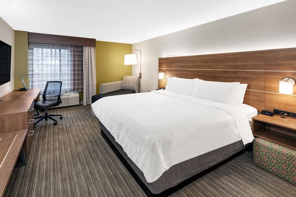 Standard Room, 1 King Bed, Mobility Accessible (Roll-In Shower)