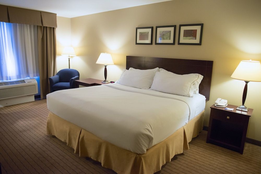 Suite, 1 King Bed, Accessible (Communications, Accessible Tub)
