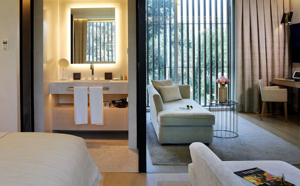 ABaC H&R Barcelona Monument Deluxe Room 11