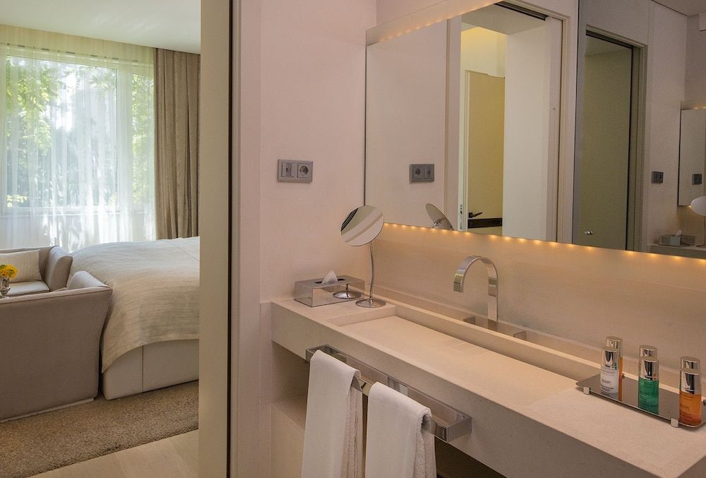ABaC H&R Barcelona Monument Deluxe Room 7