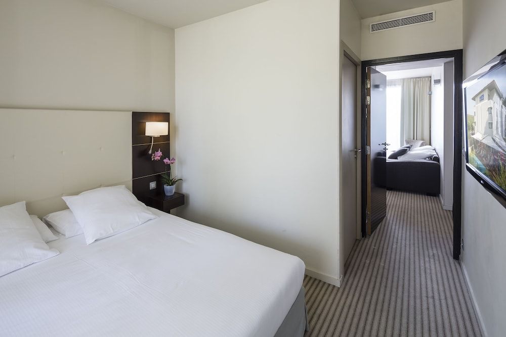 Suite, 1 Queen Bed with Sofa bed, Terrace