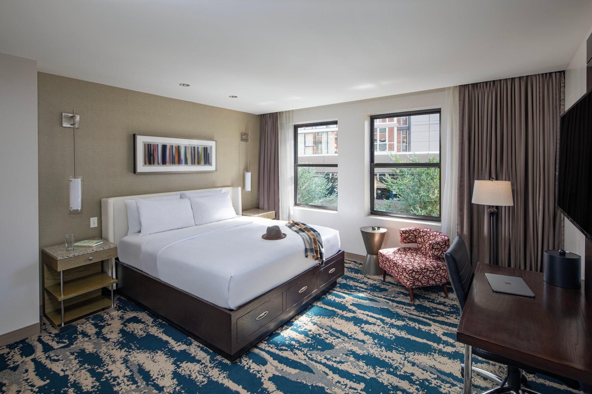 Hotel Felix River North/Magnificent Mile One Queen Bed Accessible Bathtub Non Smoking