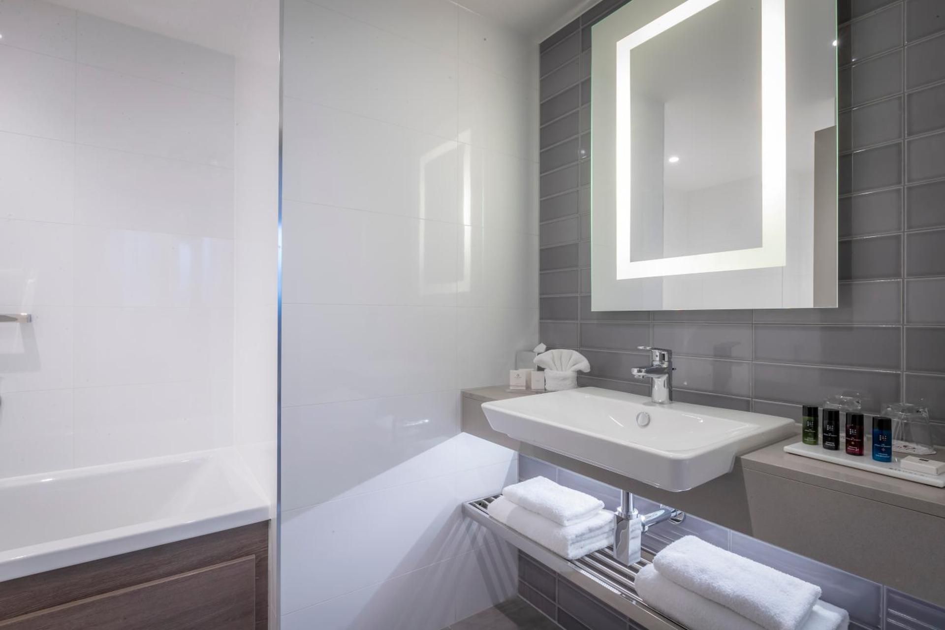  Deluxe Family Room (2 Adults + 2 Children)