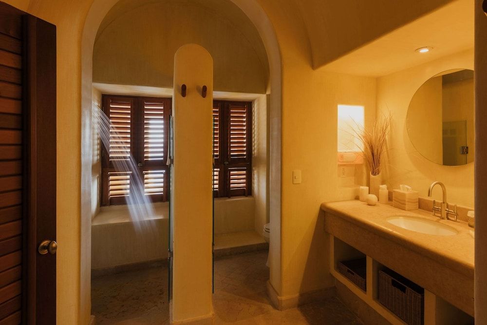 Cala de Mar Resort & Spa Ixtapa Cliffside Ocean Front Suite 7