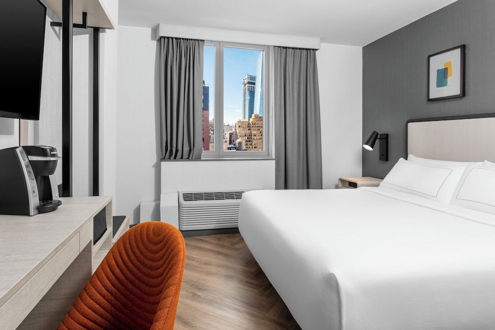 voco Times Square South New York by IHG Premium Room, 1 Double Bed, City View 4