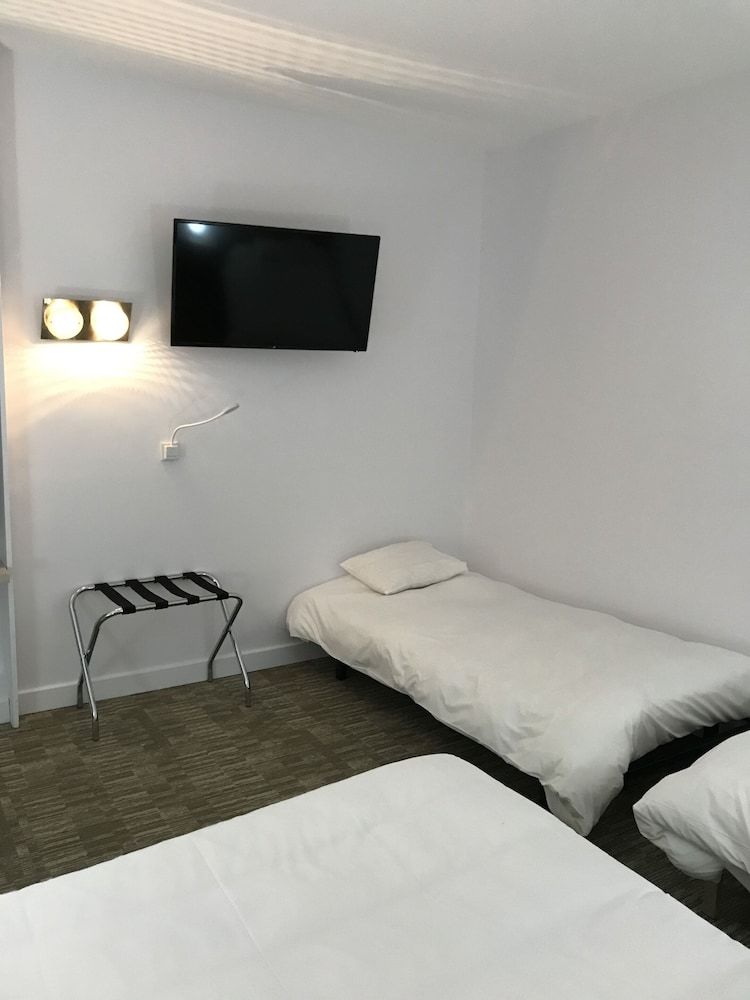 Hotel du Clocher Family Quadruple Room, Ensuite, Courtyard View