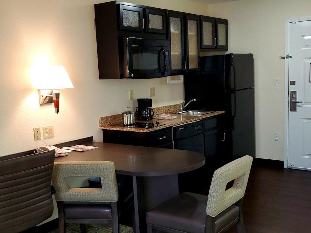 Candlewood Suites Houston Medical Center by IHG Studio Suite, 1 Queen Bed, Accessible (Mobil Tub) 3