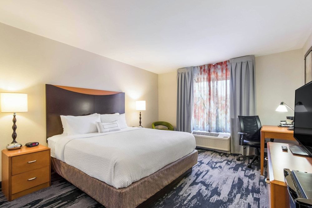 Room, 1 King Bed (Mobility/Hearing Access, Roll-In Shwr)