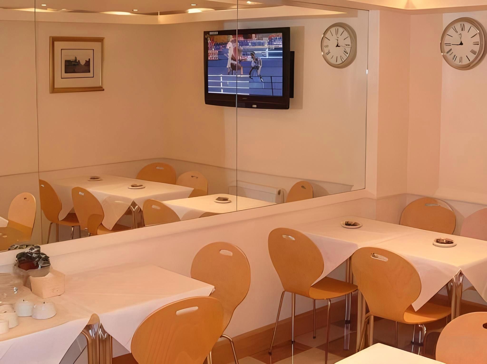 undefined Holland Inn Hotel 9