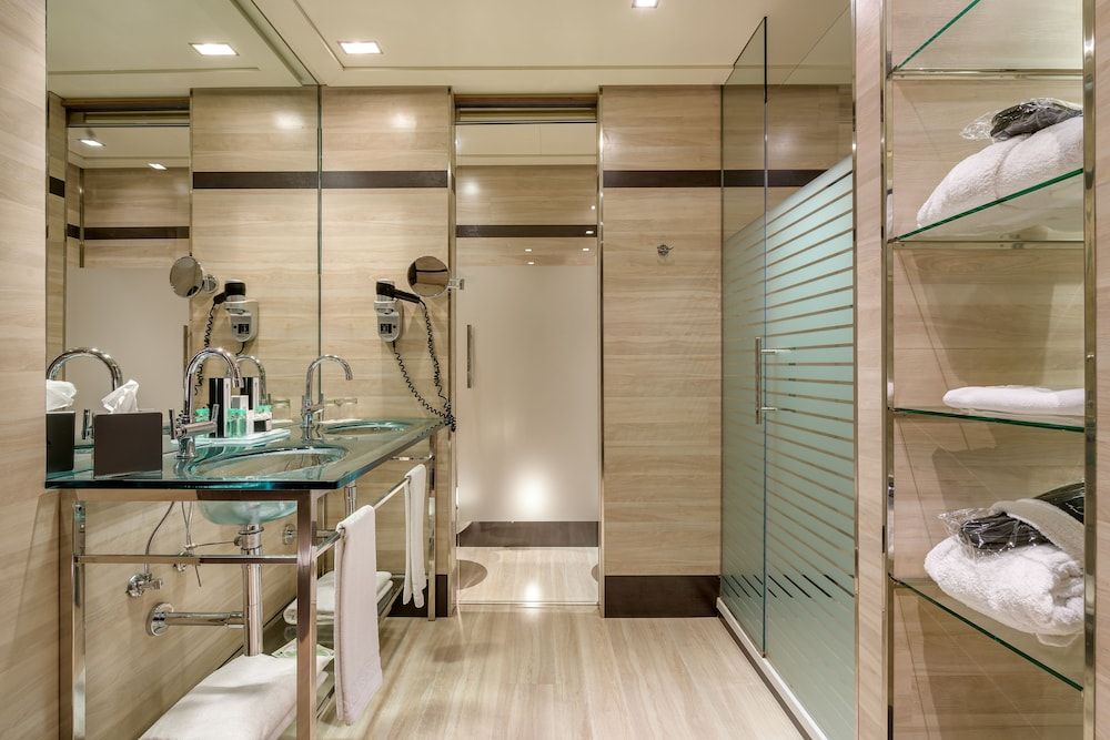 undefined Hotel Maydrit Airport 10