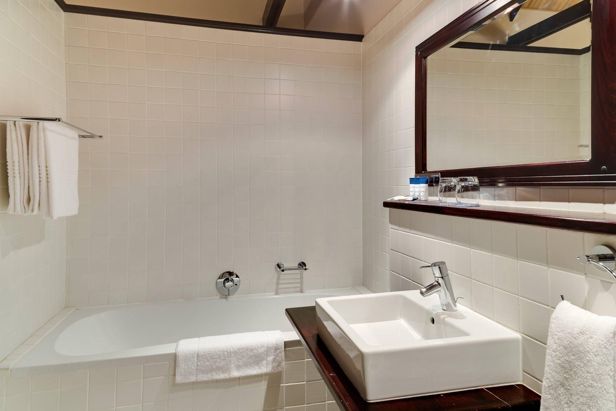 1 Bedroom Bi-Level Loft, 1 King, Pool Or Garden View