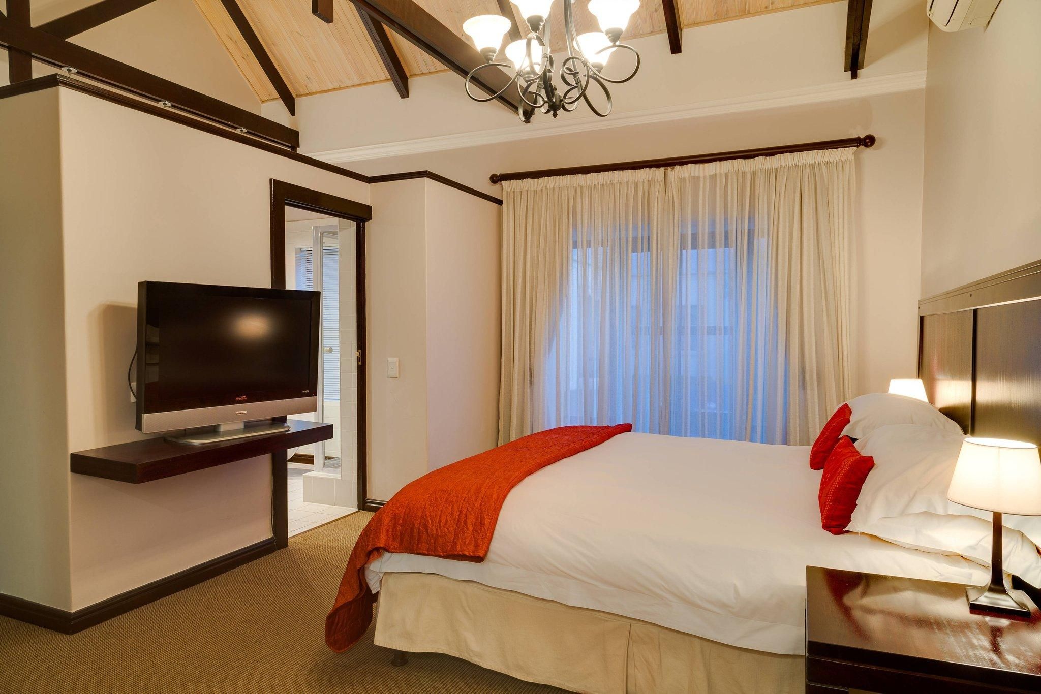 1 Bedroom Bi-Level Loft, 1 King, Pool Or Garden View