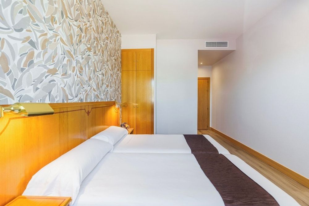 Rey Arturo Burgos Standard Twin Room 5