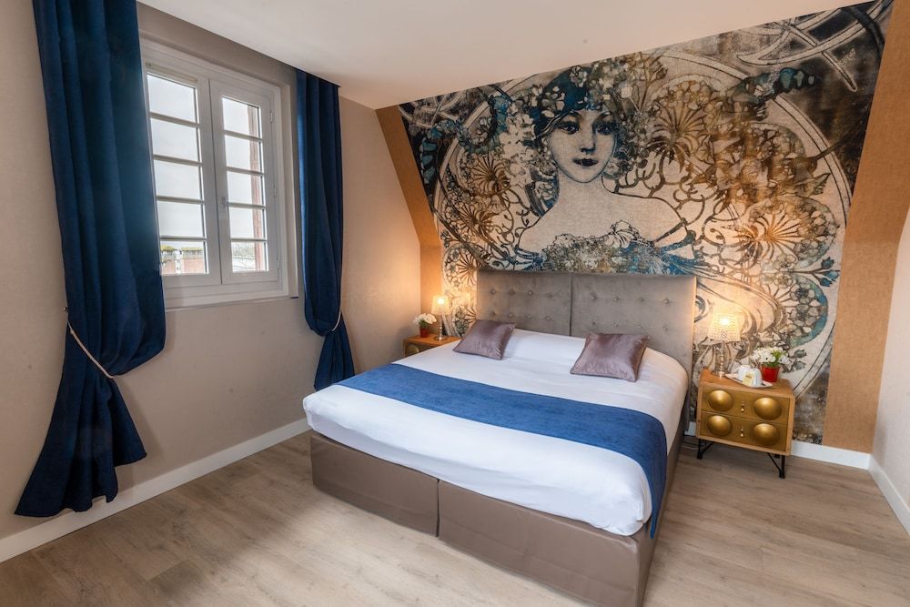 Deluxe Suite, City View
