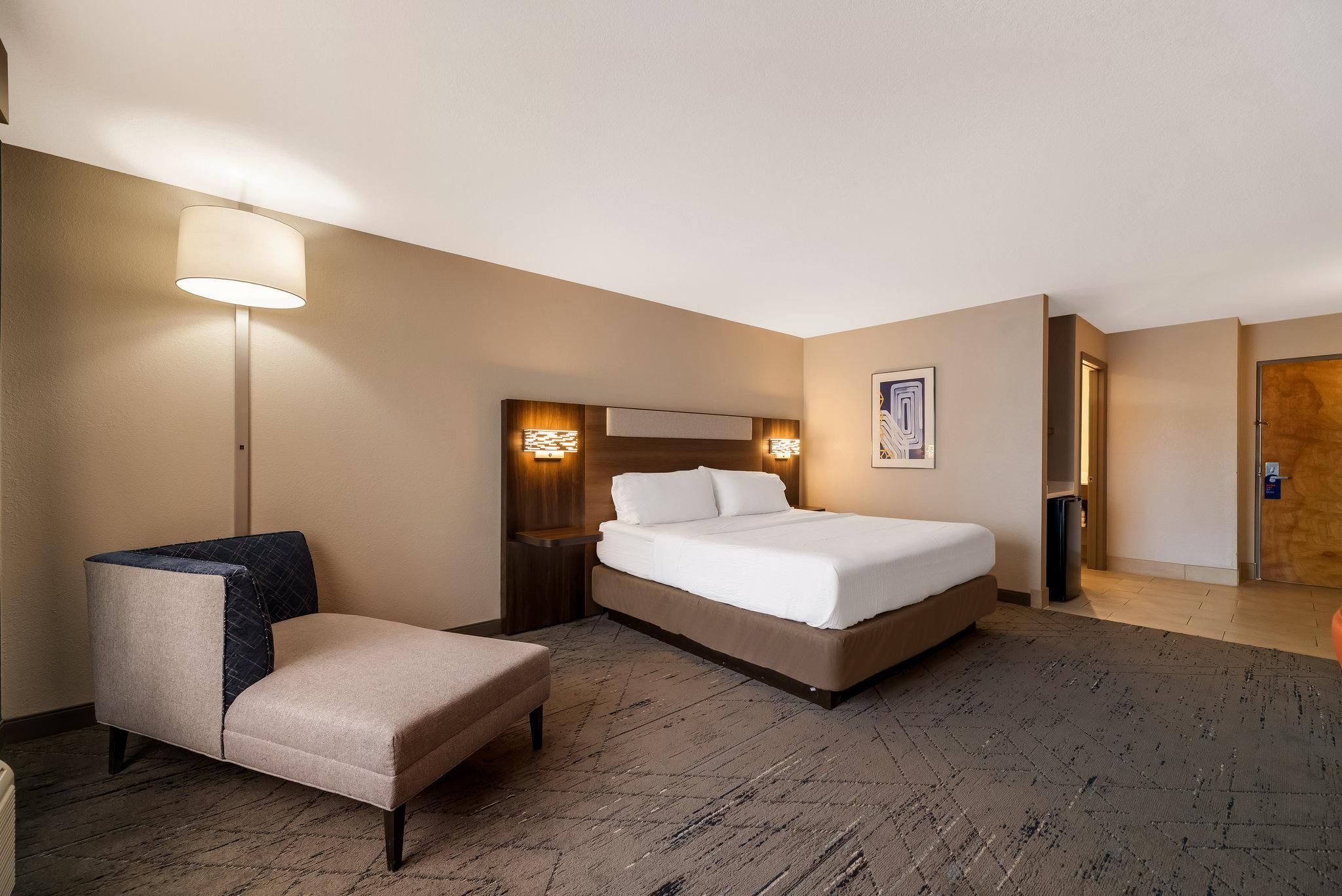 1 King Bed Non-Smoking