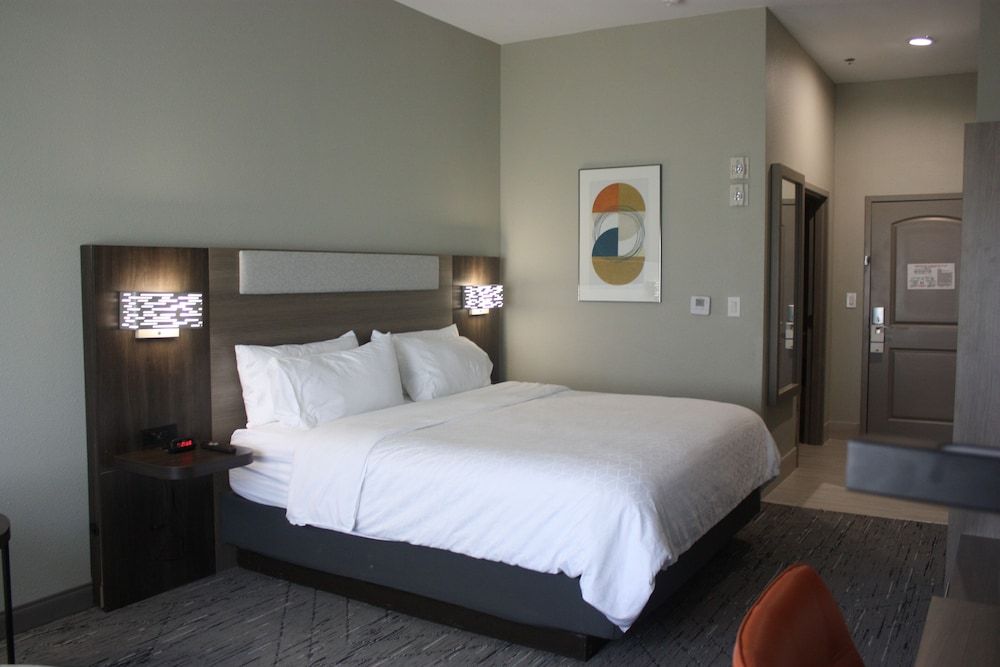 Suite, 1 King Bed, Accessible (Communications)
