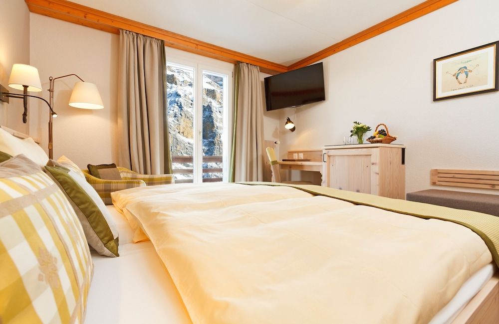 Eiger Mürren Swiss Quality Hotel Double room with Eiger mountain view 5