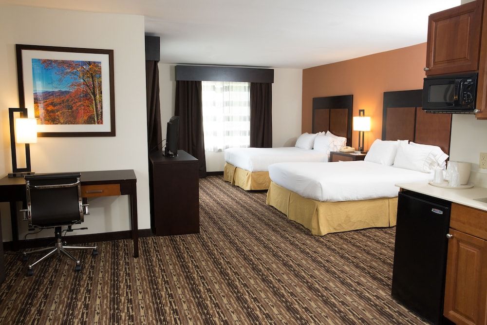 Suite, 2 Queen Beds (Additional Living Area)