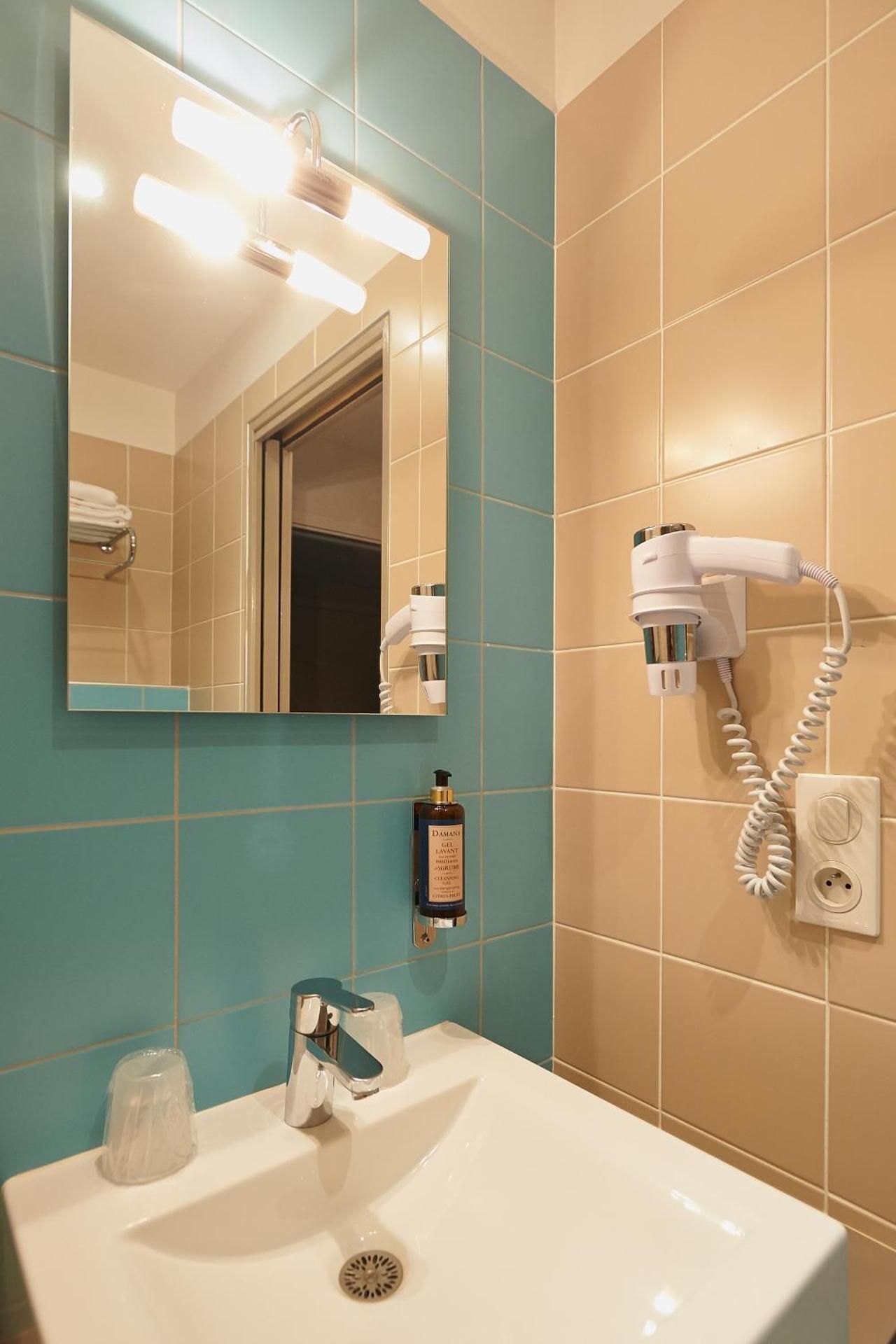 Cit'Hotel Les Alizes Comfort Triple Room 2