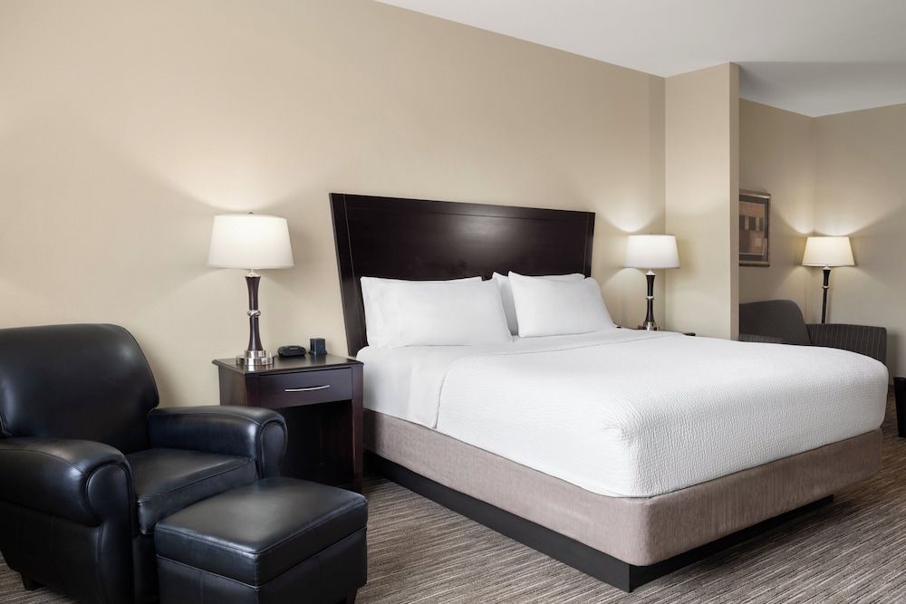 Suite, 2 Queen Beds, Microwave