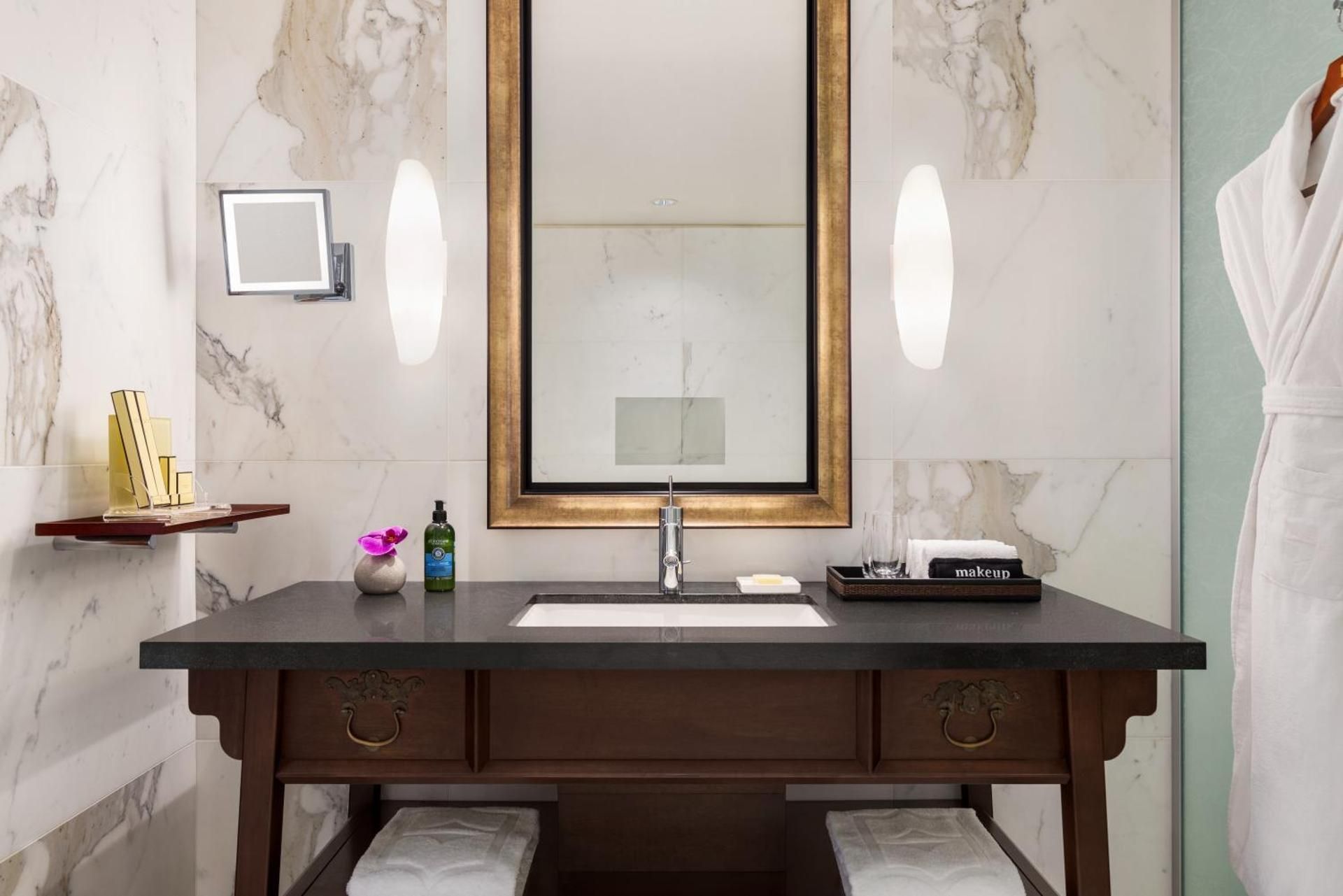 Hyatt Vancouver Downtown Alberni 1 King Bed City View 3