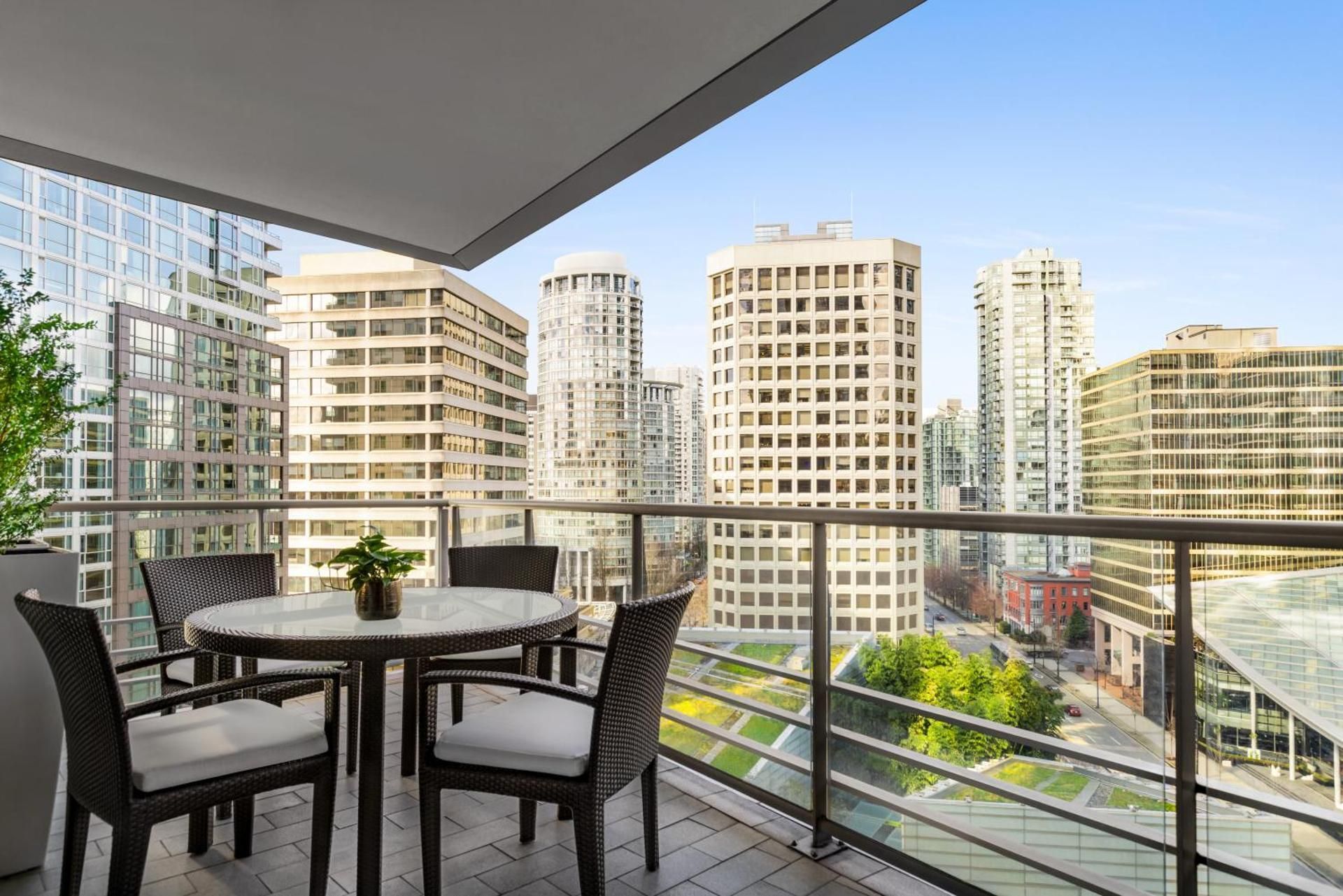 One-Bedroom Deluxe Suite with Balcony and Sofa