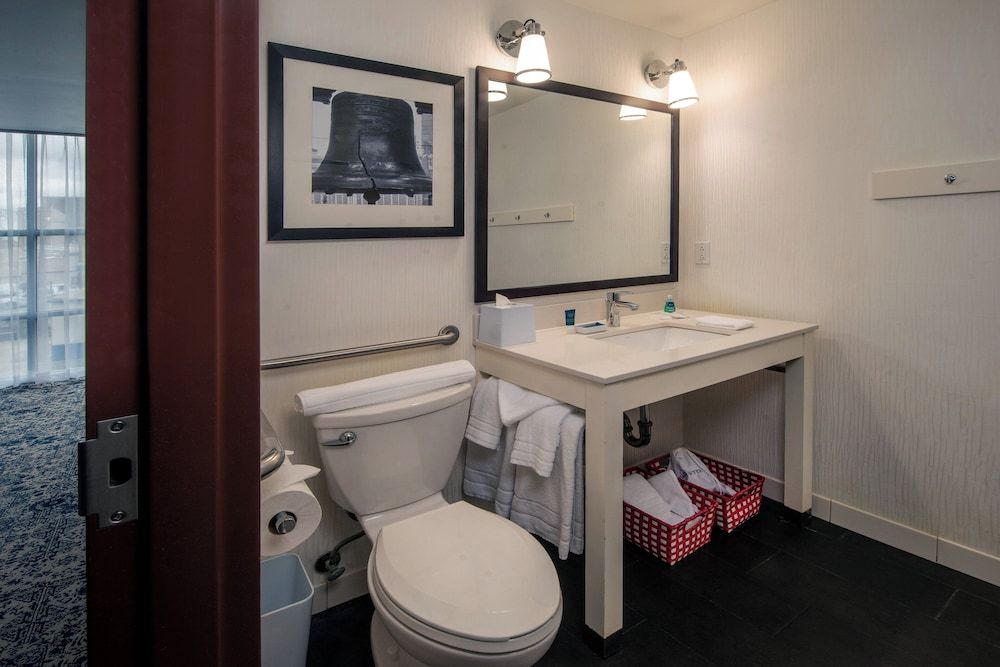 Four Points by Sheraton Philadelphia City Center Traditional Room, 1 King Bed 10