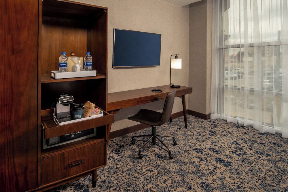 Four Points by Sheraton Philadelphia City Center Traditional Room, 1 King Bed 12