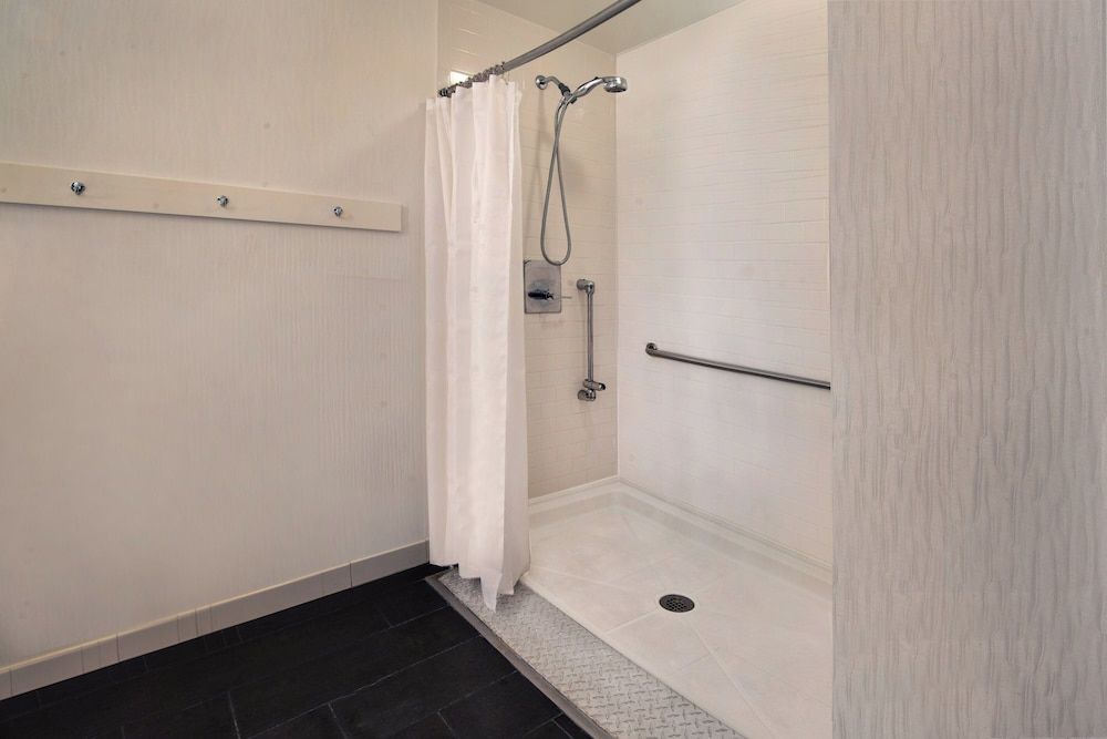 Four Points by Sheraton Philadelphia City Center Traditional Room, 1 King Bed 8