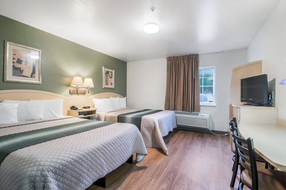 HomeTowne Studios & Suites by Red Roof Bentonville Studio, 2 Queen Beds, Accessible, Non Smoking 2