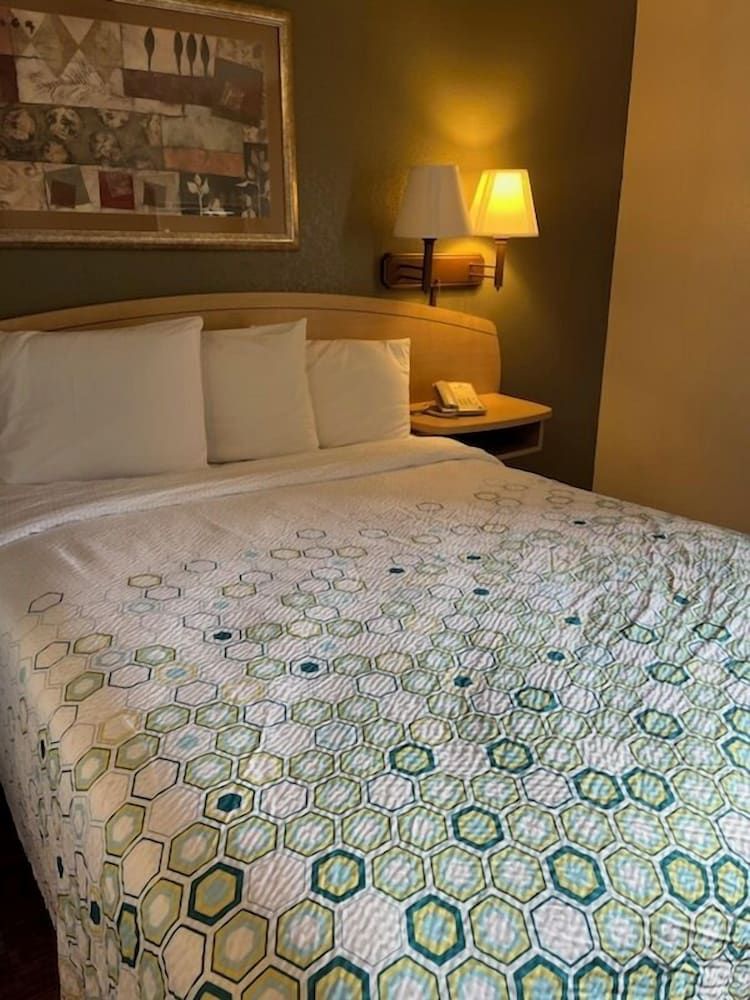 HomeTowne Studios & Suites by Red Roof Bentonville Studio, 1 Queen Bed, Accessible, Non Smoking 2