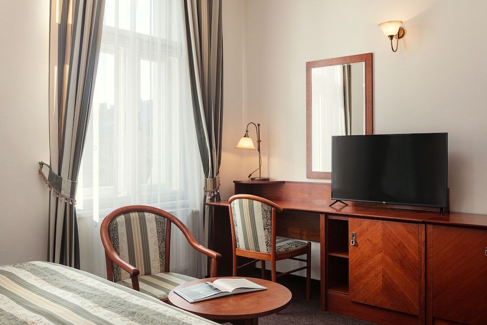 Amigo City Centre Hotel Standard Double or Twin Room 9