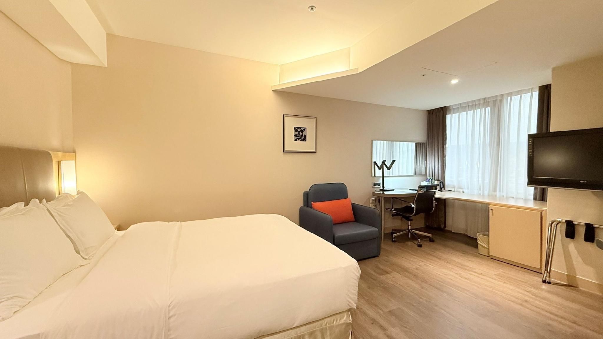 1 Queen Standard with Bathtub