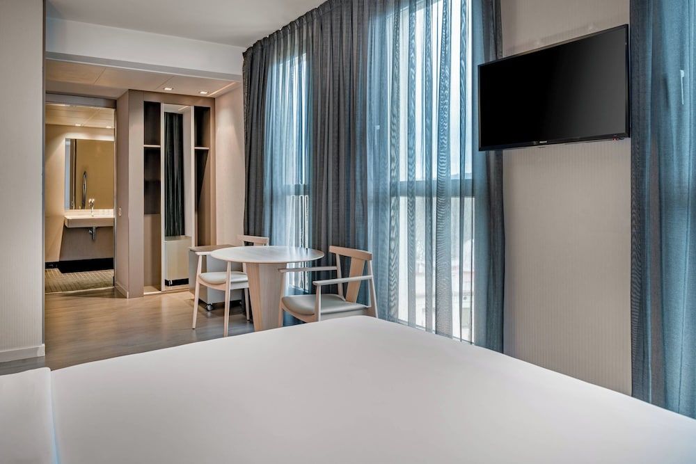 AC Hotel Sants by Marriott Standard Room, 1 Queen Bed 6