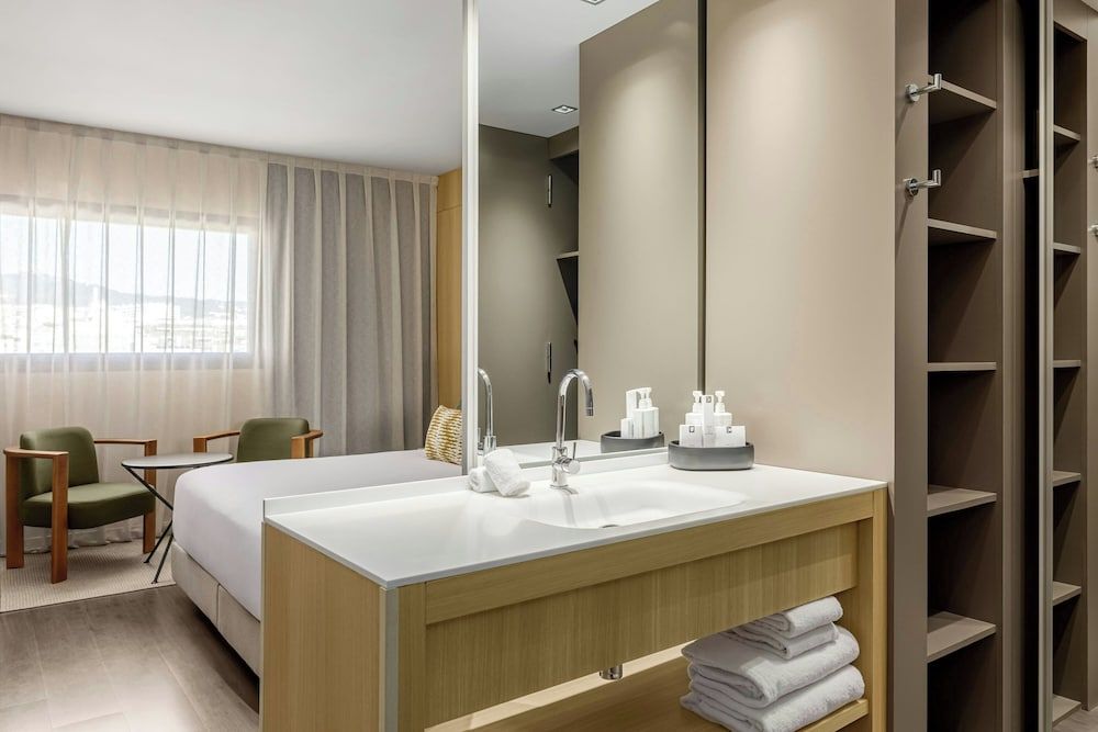 AC Hotel Sants by Marriott Standard Room, 1 Queen Bed 3