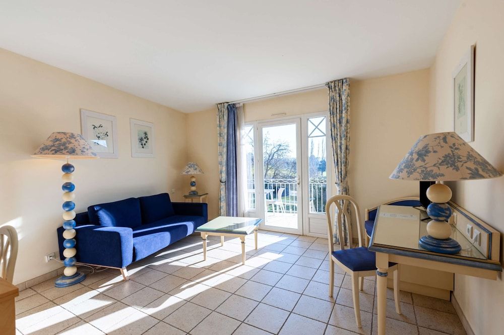 ResidHotel Golf Grand Avignon One bedroom apartment for 2 people with balcony and golf view 7