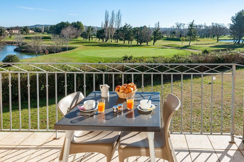 ResidHotel Golf Grand Avignon One bedroom apartment for 2 people with balcony and golf view 3