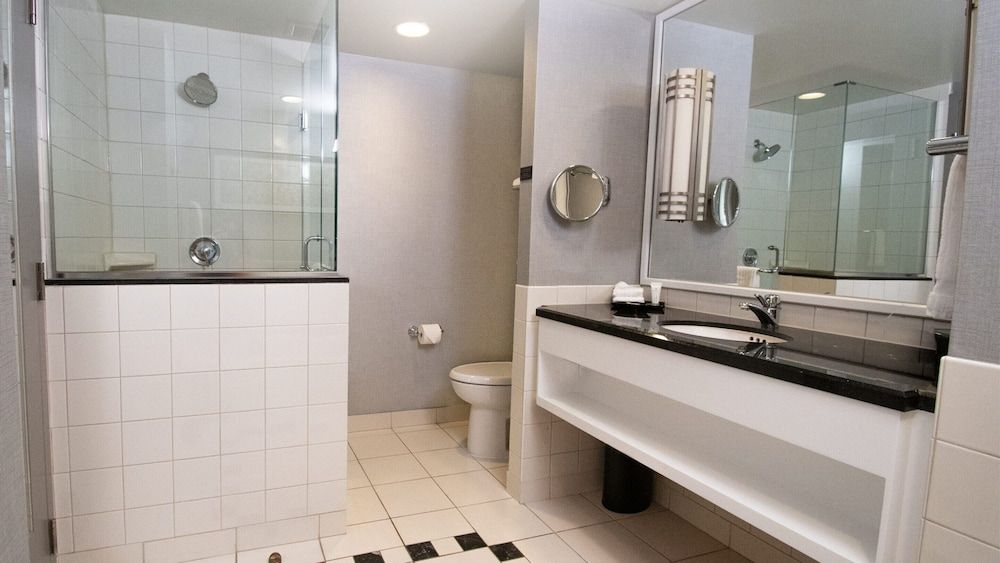 Caesars Windsor - A Caesars Rewards Destination Forum Tower Luxury 2 Bed Riverview Sofa Non Smoking (Adult only Forum Tower) 2