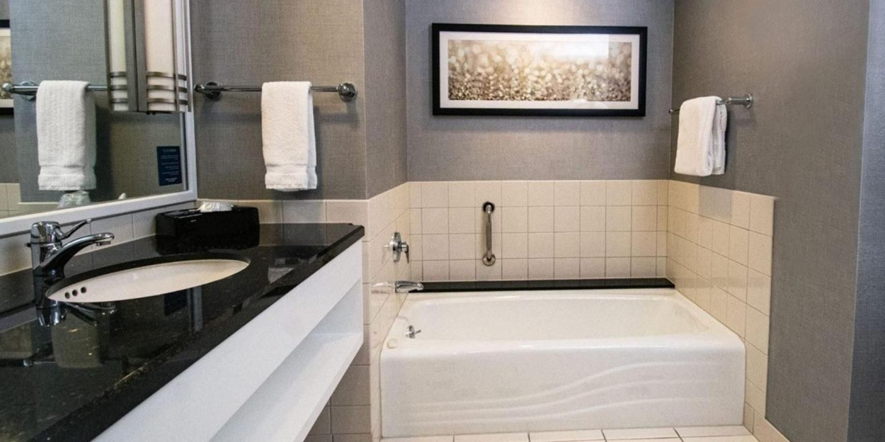 Augustus Tower Deluxe City View King Room with Sofa - Non-Smoking