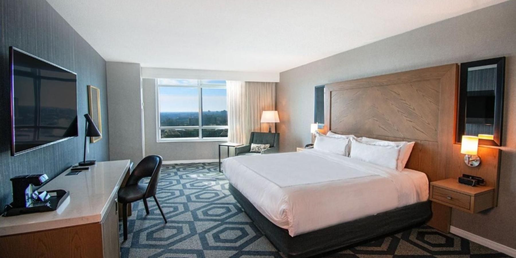 Augustus Tower Deluxe City View King Room with Sofa - Non-Smoking