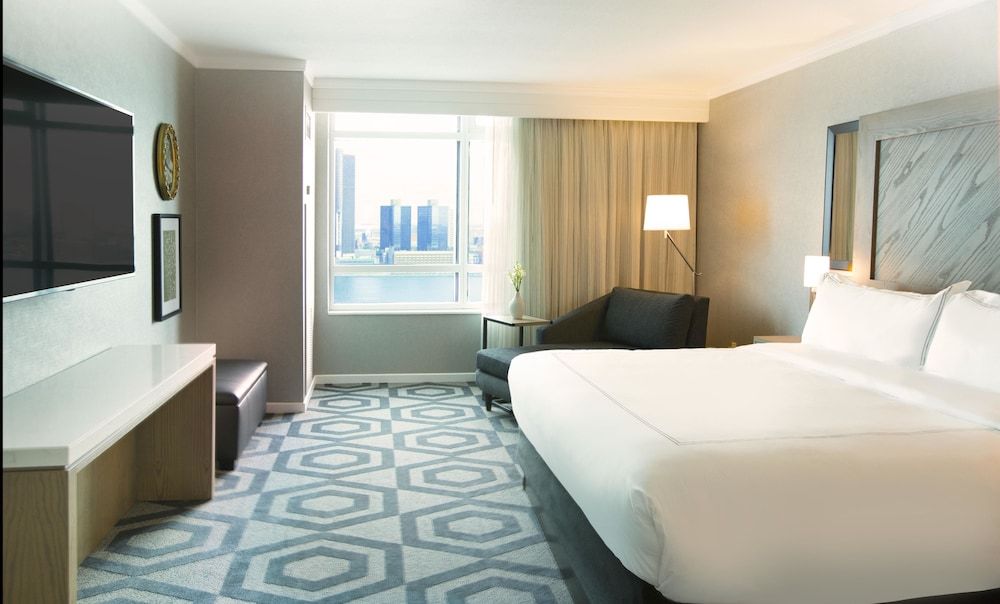 Caesars Windsor - A Caesars Rewards Destination Forum Tower Luxury King Riverview Non Smoking (Adult only Forum Tower)