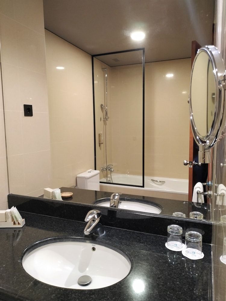 Azoris Royal Garden Classic Twin Room (Zen View) 2