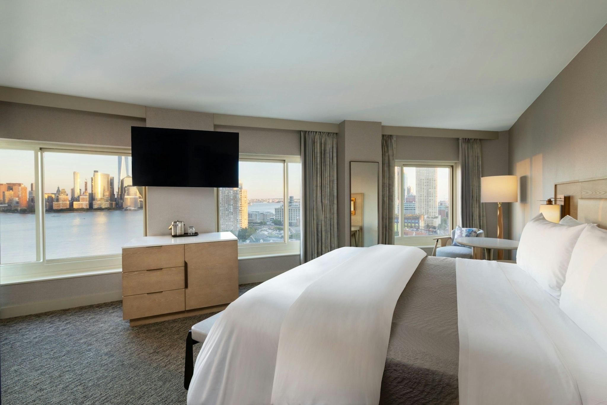 Soaking Tub, Premium, Larger Guest room, 1 King, City and River view, Corner room