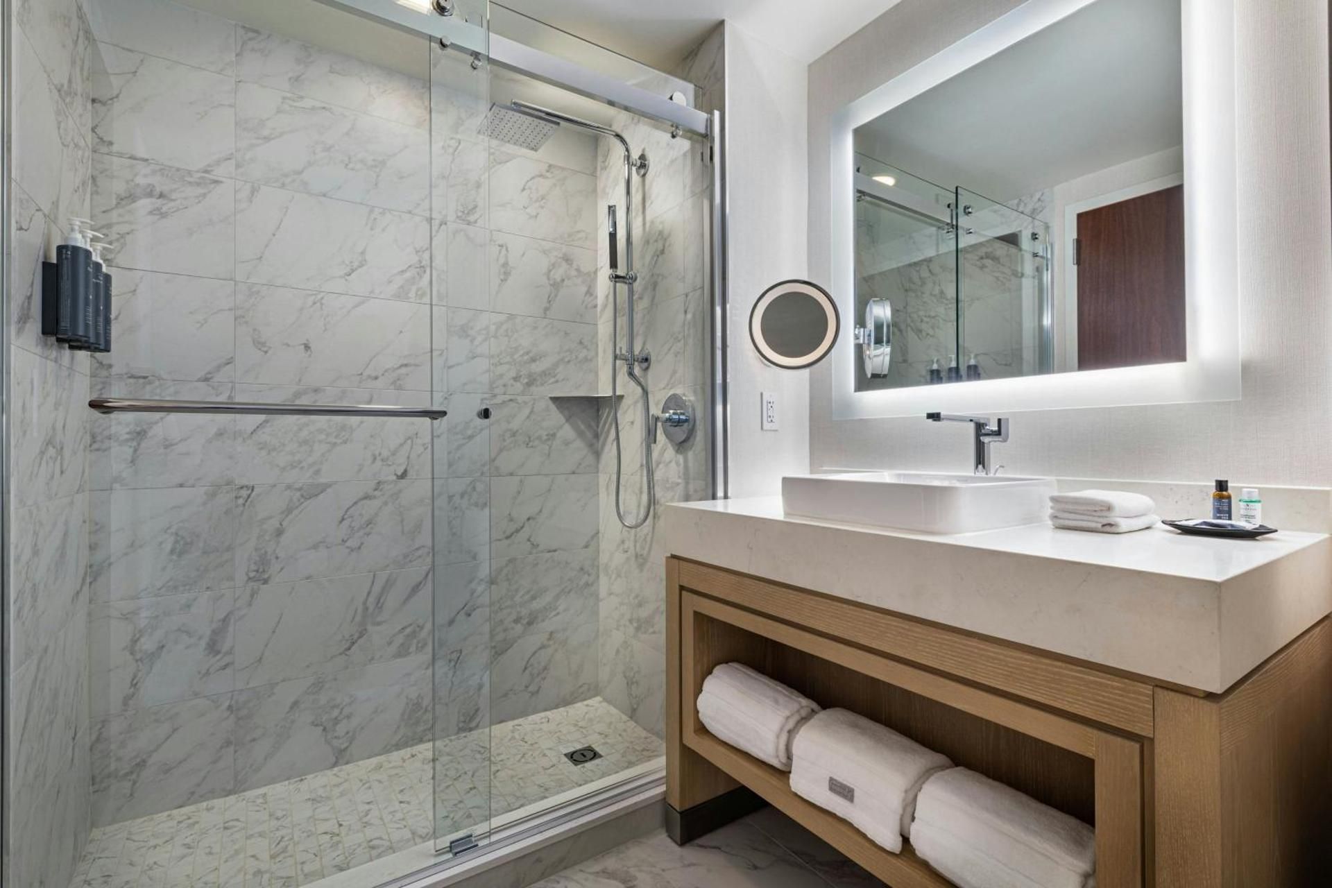 Traditional King Room with Roll-in Shower - Mobility Accessible