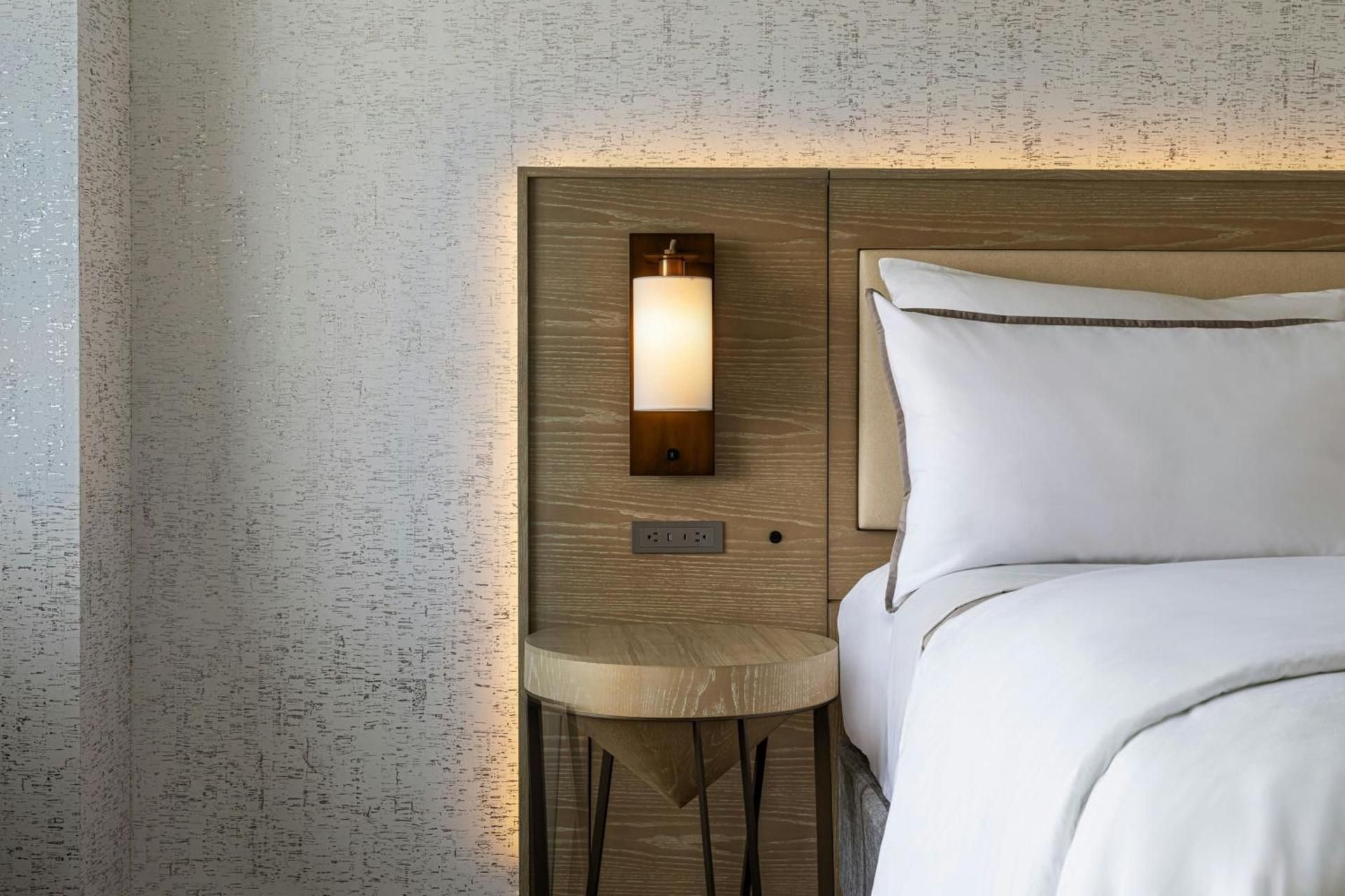 Traditional King Room with Roll-in Shower - Mobility Accessible