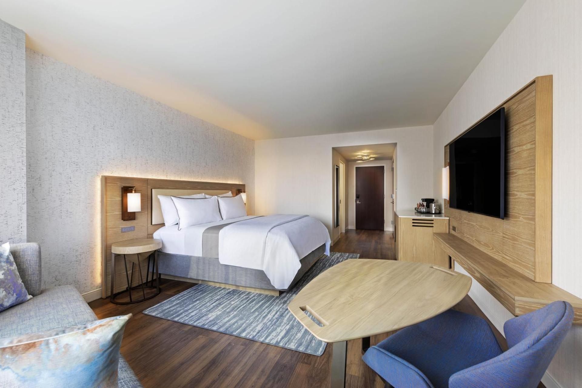 Deluxe King Room with Adapted Tub - Mobility Accessible